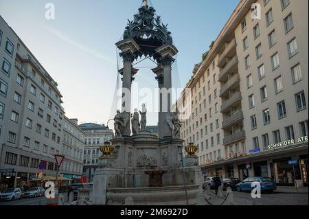 16. oktober, 2022. Oktober, Wien, Österreich. Hochzeitsbrunnen auf dem hohen Markt in Wien, Österreich. Stockfoto