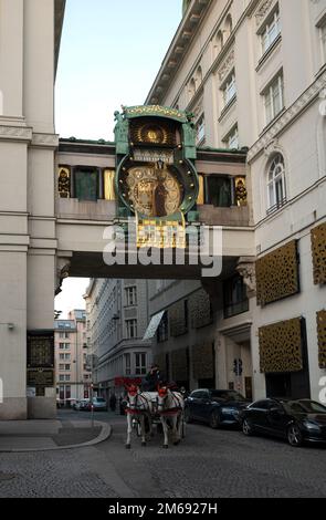 Blick auf die von Franz von Matsch geschaffene Ankeruhr, in der zwölf historische Figuren oder Figurenpaare über die Brücke gehen. Stockfoto