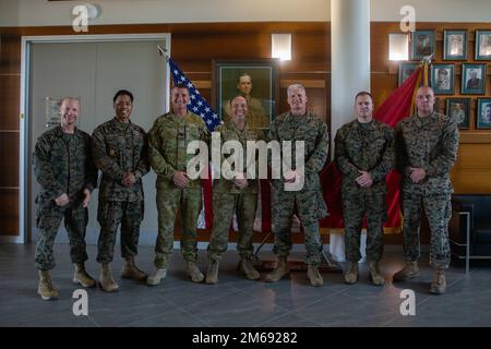 Von links, USA Marinekorps Sergeant Major David Wilson, Sergeant Major der 1. Marine Division (MARDIV), USA Navy Master Chief Petty Officer Patrick P.C. Mangaran, Oberbefehlshaber von 1. MARDIV, Australian Army Warrant Officer Class One, Brad Doyle, der Unteroffizier der 1. Brigade, Australian Army Brigade. General Nicholas J. Foxall, der kommandierende Offizier der 1. Brigade, USA Generalmajor des Marine Corps Roger B. Turner, kommandierender General von 1. MARDIV, Oberst Christopher T. Steele, kommandierender Offizier der Marine Rotational Force-Darwin (MRF-D) 22, und Generalmajor Justin L. Stok Stockfoto