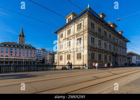 Das Rathaus in Zürich, Schweiz, ist Zürichs Rathaus am Fluss Limmat. Das Rathaus wurde von 1694 bis 1698 erbaut. Ehemaliger Sitz der Regierung und Verwaltungsbeamter Stockfoto