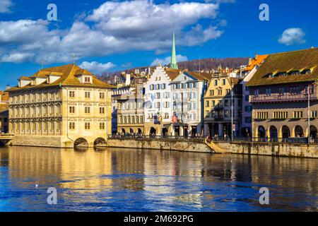 Das Rathaus in Zürich, Schweiz, ist Zürichs Rathaus am Fluss Limmat. Das Rathaus wurde von 1694 bis 1698 erbaut. Ehemaliger Sitz der Regierung und Verwaltungsbeamter Stockfoto