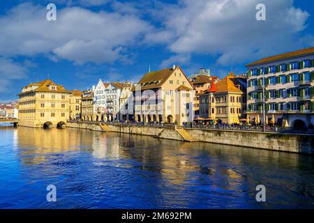 Das Rathaus in Zürich, Schweiz, ist Zürichs Rathaus am Fluss Limmat. Das Rathaus wurde von 1694 bis 1698 erbaut. Ehemaliger Sitz der Regierung und Verwaltungsbeamter Stockfoto