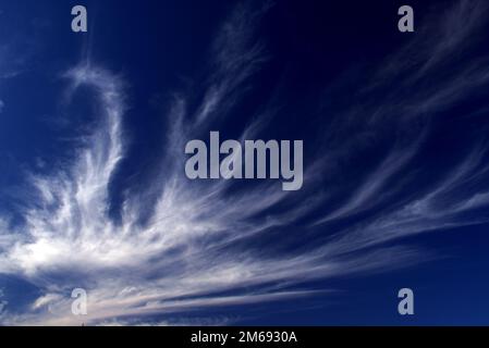 Dunkelblaue Wolken im Hintergrund 2 Stockfoto