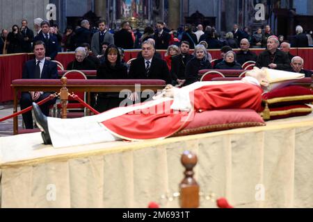 Vatikan, Vatikan. 03. Januar 2023. Italien, Rom, Vatikan, 2023/1/3. Der ungarische Ministerpräsident Viktor Orban sitzt neben der Leiche des verstorbenen Papstes Emeritus Benedict XVI Der Petersdom im Vatikan fotografiert von den Medien der Katholiken / Pressefoto der Katholiken . BESCHRÄNKT AUF REDAKTIONELLE VERWENDUNG - KEIN MARKETING - KEINE WERBEKAMPAGNEN Kredit: Independent Photo Agency/Alamy Live News Stockfoto