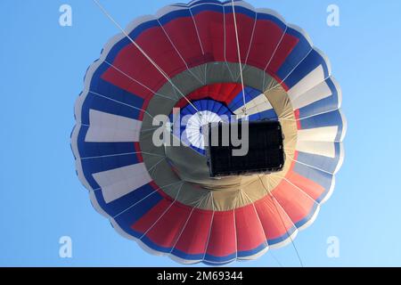 Heißluftballon mit Korb erhebt sich am Himmel 3 Stockfoto