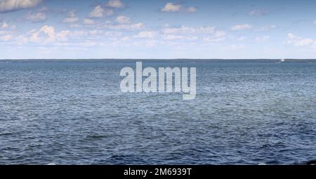 Die Wasseroberfläche des Lake Uvildy vor einem wolkigen Himmel an einem Sommertag. Das Foto wurde am Ufer des Lake Uvildy, Chelyabinsk Region, Russland aufgenommen. Stockfoto