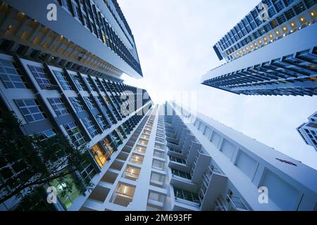 Blick auf die Wohngebäude von signapore in einem niedrigen Winkel vor blauem Himmel Stockfoto