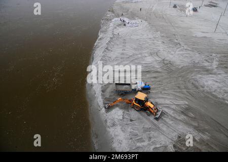 Prayagraj, Indien. 03/01/2023, indische Regierung bereitet Ufer des Ganges für das heilige Bad der Gläubigen beim anstehenden hinduistischen Festival Magh Mela am Ufer des Ganges während der Vorbereitung von Magh Mela in Prayagraj, Indien, vor. Kredit: Anil Shakya/Alamy Live News Stockfoto