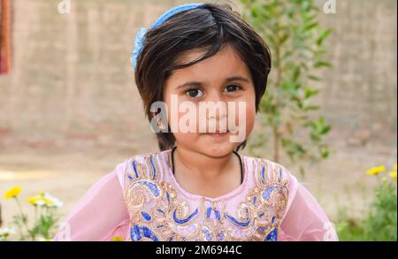 Punjab, Pakistan - 5. Januar 2023: Wunderschönes Porträt eines kleinen süßen Mädchens mit verschwommenem Hintergrund und selektivem Fokus. Nahaufnahme eines Mädchens. Stockfoto