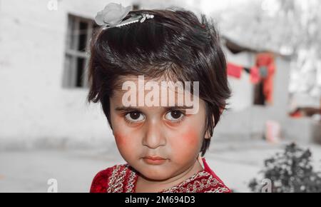 Punjab, Pakistan - 5. Januar 2023: Wunderschönes Porträt eines kleinen süßen Mädchens mit verschwommenem Hintergrund und selektivem Fokus. Nahaufnahme eines Mädchens. Stockfoto