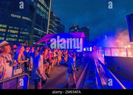 Sydney, Australien, 03. Januar 2023: DAS ELEVATE Sydney wurde heute eröffnet und wird eine viertägige (3. Bis 7. Januar ) Unterhaltung und kulturelle Feier auf dem Cahill Expressway mit einer Reihe von großen Sydney-Musikern und -Künstlern erleben, die alle einen Blick auf den Hafen von Sydney bieten. Die Schnellstraße ist normalerweise mit 4 Fahrspuren gefüllt und für die Dauer geschlossen und bietet eine perfekte Plattform für den Blick auf den wunderschönen Hafen von Sydney. Das Programm findet tagsüber mit familienfreundlichem Spaß und Unterhaltung statt, gefolgt von Konzerten bis in die Nacht. Kredit: Stephen Dwyer / Alamy Live News Stockfoto