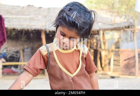 Punjab, Pakistan - 5. Januar 2023: Wunderschönes Porträt eines kleinen süßen Mädchens mit verschwommenem Hintergrund und selektivem Fokus. Nahaufnahme eines Mädchens. Stockfoto