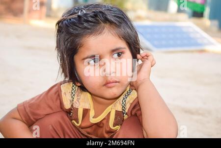 Punjab, Pakistan - 5. Januar 2023: Wunderschönes Porträt eines kleinen süßen Mädchens mit verschwommenem Hintergrund und selektivem Fokus. Nahaufnahme eines Mädchens. Stockfoto