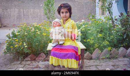 Punjab, Pakistan - 5. Januar 2023: Wunderschönes Porträt eines kleinen süßen Mädchens mit verschwommenem Hintergrund und selektivem Fokus. Nahaufnahme eines Mädchens. Stockfoto