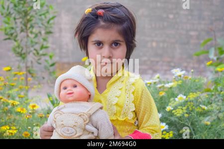 Punjab, Pakistan - 5. Januar 2023: Wunderschönes Porträt eines kleinen süßen Mädchens mit verschwommenem Hintergrund und selektivem Fokus. Nahaufnahme eines Mädchens. Stockfoto