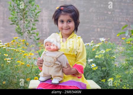 Punjab, Pakistan - 5. Januar 2023: Wunderschönes Porträt eines kleinen süßen Mädchens mit verschwommenem Hintergrund und selektivem Fokus. Nahaufnahme eines Mädchens. Stockfoto