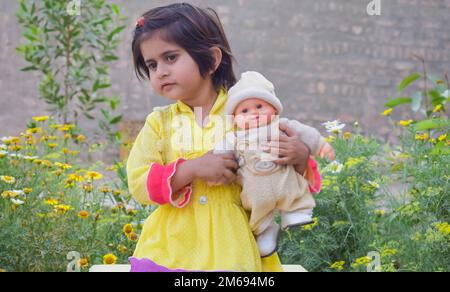 Punjab, Pakistan - 5. Januar 2023: Wunderschönes Porträt eines kleinen süßen Mädchens mit verschwommenem Hintergrund und selektivem Fokus. Nahaufnahme eines Mädchens. Stockfoto