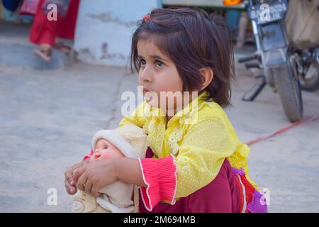 Punjab, Pakistan - 5. Januar 2023: Wunderschönes Porträt eines kleinen süßen Mädchens mit verschwommenem Hintergrund und selektivem Fokus. Nahaufnahme eines Mädchens. Stockfoto