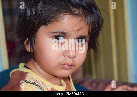 Punjab, Pakistan - 5. Januar 2023: Wunderschönes Porträt eines kleinen süßen Mädchens mit verschwommenem Hintergrund und selektivem Fokus. Nahaufnahme eines Mädchens. Stockfoto