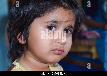 Punjab, Pakistan - 5. Januar 2023: Wunderschönes Porträt eines kleinen süßen Mädchens mit verschwommenem Hintergrund und selektivem Fokus. Nahaufnahme eines Mädchens. Stockfoto