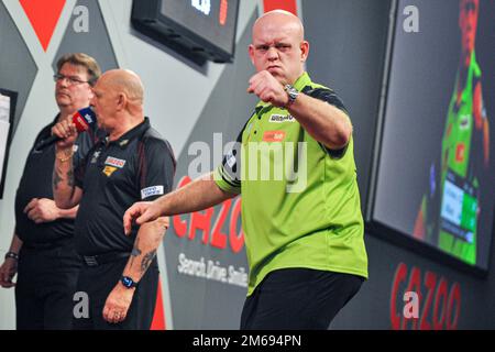 LONDON, VEREINIGTES KÖNIGREICH - DEZEMBER 21: Michael van Gerwen aus den Niederlanden reagiert am 7. Tag der Cazoo-Darts-Weltmeisterschaft im Alexandra Palace am 21. Dezember 2022 in London, England. (Foto: Pieter Verbeek/BSR Agency) Stockfoto