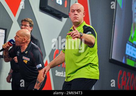 LONDON, VEREINIGTES KÖNIGREICH - DEZEMBER 21: Michael van Gerwen aus den Niederlanden reagiert am 7. Tag der Cazoo-Darts-Weltmeisterschaft im Alexandra Palace am 21. Dezember 2022 in London, England. (Foto: Pieter Verbeek/BSR Agency) Stockfoto