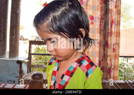 Punjab, Pakistan - 5. Januar 2023: Wunderschönes Porträt eines kleinen süßen Mädchens mit verschwommenem Hintergrund und selektivem Fokus. Nahaufnahme eines Mädchens. Stockfoto