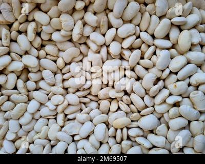 Eine Nahaufnahme getrockneter weißer Bohnen auf einem Markt im Freien an einem sonnigen Tag Stockfoto