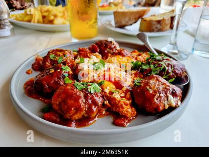 Eine Nahaufnahme köstlicher Fleischbällchen mit Tomatensauce auf dem Tisch in einem griechischen Restaurant Stockfoto