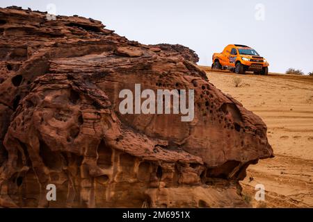 Saudi-Arabien. 03. Januar 2023. 243 WILLEMS Maik (nld), VAN PELT Robert (nld), Bastion Hotels Dakar Team, Toyota Hilux, Auto, Action während der Phase 3 des Dakar 2023 zwischen Al-'Ula und Hail, am 3. Januar 2023 in Haika, Saudi-Arabien - Photo Florent Gooden / DPPI Credit: DPPI Media/Alamy Live News Stockfoto