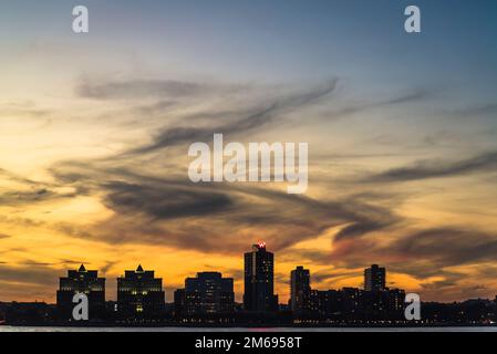 Blick auf New Jersey von Lower Manhattan bei Sonnenuntergang, New York City, USA Stockfoto