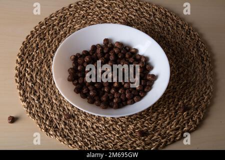 Foto eines schnellen Frühstückstellers auf einer Korbserviette Stockfoto