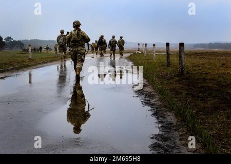 USA Dem Hauptquartier und Hauptquartier zugeteilte Soldaten: Battery, 3. Bataillon, 29. Artillerie-Regiment (3-29. FA), 3. Bewaffnete Brigaden-Kampfeinheit, 4. Infanterie-Division, marschieren in die Reichweite, bevor sie ihre Waffen in Torun, Polen, auf Null stellen, 20. April 2022. Der FA 3-29. ist unter anderem dem V Corps, dem in Europa stationierten US-amerikanischen Korps, zugeordnet, das mit NATO-Verbündeten und regionalen Sicherheitspartnern zusammenarbeitet, um Kampfkräfte bereitzustellen und gemeinsame, bilaterale und multinationale Ausbildungsübungen durchzuführen. Stockfoto