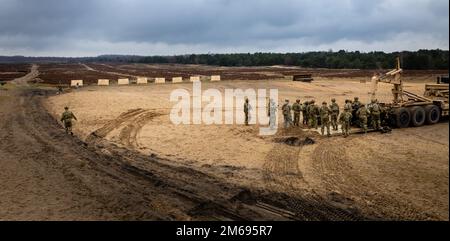 USA Soldaten des Hauptquartiers und Hauptquartiers Battery, 3. Bataillon, 29. Artillerie-Regiment (3-29. FA), 3. Kampfteam der Panzerbrigade, 4. Infanterie-Division, sammeln Munition, um ihre Waffen in Torun, Polen, am 20. April 2022 auf Null zu setzen. Der FA 3-29. ist unter anderem dem V Corps, dem in Europa stationierten US-amerikanischen Korps, zugeordnet, das mit NATO-Verbündeten und regionalen Sicherheitspartnern zusammenarbeitet, um Kampfkräfte bereitzustellen und gemeinsame, bilaterale und multinationale Ausbildungsübungen durchzuführen. Stockfoto