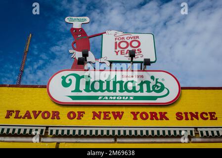 Nathan's Famous, ein historisches Fast-Food-Diner, spezialisiert auf Hotdogs auf dem Riegelmann Boardwalk auf Coney Island, Brooklyn, New York City, USA Stockfoto