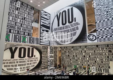 Barbara Kruger-Kunstwerke denken an dich, ich meine mich, ich meine DICH, MOMA, Museum of Modern Art, New York City, USA Stockfoto