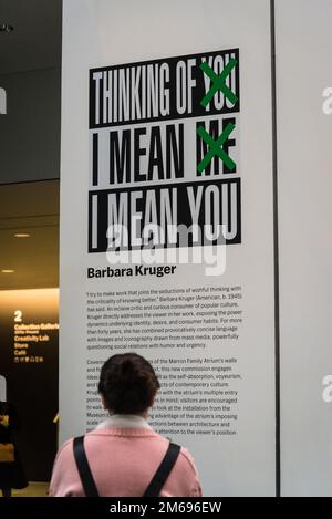 Barbara Kruger-Kunstwerke denken an dich, ich meine mich, ich meine DICH, MOMA, Museum of Modern Art, New York City, USA Stockfoto