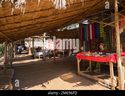 Chiang Mai, Thailand. 13. November 2022: Das Dorf Karen der langhalsigen Frauen. Bergstammdörfer. Es ist ein wichtiges Reiseziel in Thailand Stockfoto