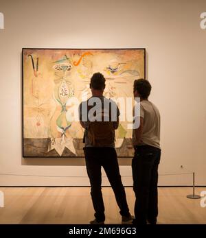 Besucher, die das Gemälde von Mark Rothko Slow Swirl at the Edge of the Sea, 1944, MOMA, Museum of Modern Art, New York City, USA betrachten Stockfoto