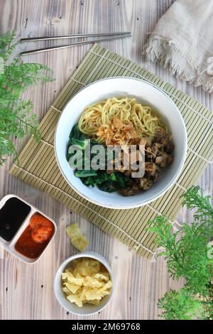 Nudeln garniert mit Fleischbällchen, Gemüse und gebratenen Zwiebeln Stockfoto