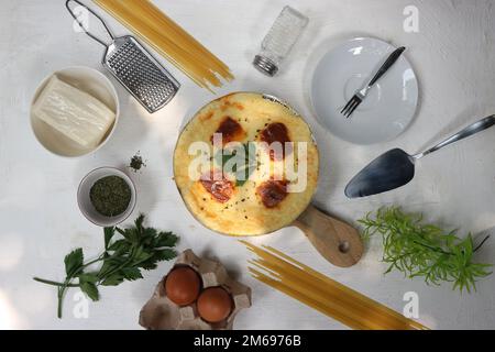 Spaghetti Brulee mit Fleisch und Tomatensoße Stockfoto