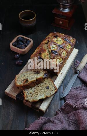 Bananenkuchen mit Schokoladenstückchen Stockfoto