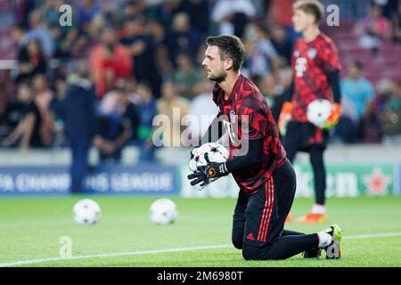 BARCELONA – Okt 26: Sven Ulreich wärmt sich vor dem Champions League-Spiel zwischen dem FC Barcelona und dem FC Bayern Munchen im Spotify Camp Nou Stadi auf Stockfoto