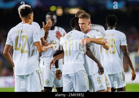 BARCELONA – Okt 26: Bayern-Spieler feiern, nachdem sie beim Champions League-Spiel zwischen dem FC Barcelona und dem FC Bayern Munchen im ein Tor geschossen haben Stockfoto