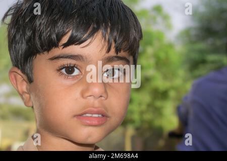 Punjab, Pakistan - 5. Januar 2022: Wunderschönes Porträt eines pakistanischen Teenagers mit verschwommenem Hintergrund. Nahaufnahme eines Jungen. Stockfoto