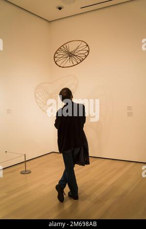 Ein Mann, der sich Aleksandr Rodchenko-Skulptur ansieht, räumliche Baustelle Nr. 12 c. 1920, MOMA, Museum of Modern Art, New York City, USA Stockfoto