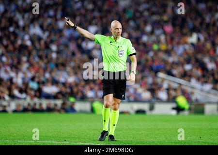 BARCELONA – Okt 26: Der Schiedsrichter Anthony Taylor in Aktion während des Champions League-Spiels zwischen dem FC Barcelona und dem FC Bayern Munchen auf dem Spotify C Stockfoto