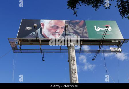 Die schiitische Bewegung der Hisbollah zollt dem iranischen Militäroffizier Qasem Soleimani, Beirut, Libanon, im Januar 3 2023 Tribut. Soleimani wurde am 3. Januar 2020 durch einen US-Drohnenangriff im Irak in der Nähe des internationalen Flughafens Bagdad getötet. (Foto: Elisa Gestri/SIPA USA) Stockfoto