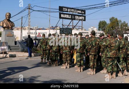 Die Soldaten der Hisbollah Shia Movemen zollen dem iranischen Militäroffizier Qasem Soleimani, Beirut, Libanon, im Januar 3 2023 Hommage. Soleimani wurde am 3. Januar 2020 durch einen US-Drohnenangriff im Irak in der Nähe des internationalen Flughafens Bagdad getötet. (Foto: Elisa Gestri/SIPA USA) Stockfoto