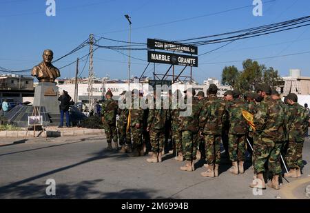 Die Soldaten der Hisbollah Shia Movemen zollen dem iranischen Militäroffizier Qasem Soleimani, Beirut, Libanon, im Januar 3 2023 Hommage. Soleimani wurde am 3. Januar 2020 durch einen US-Drohnenangriff im Irak in der Nähe des internationalen Flughafens Bagdad getötet. (Foto: Elisa Gestri/SIPA USA) Stockfoto